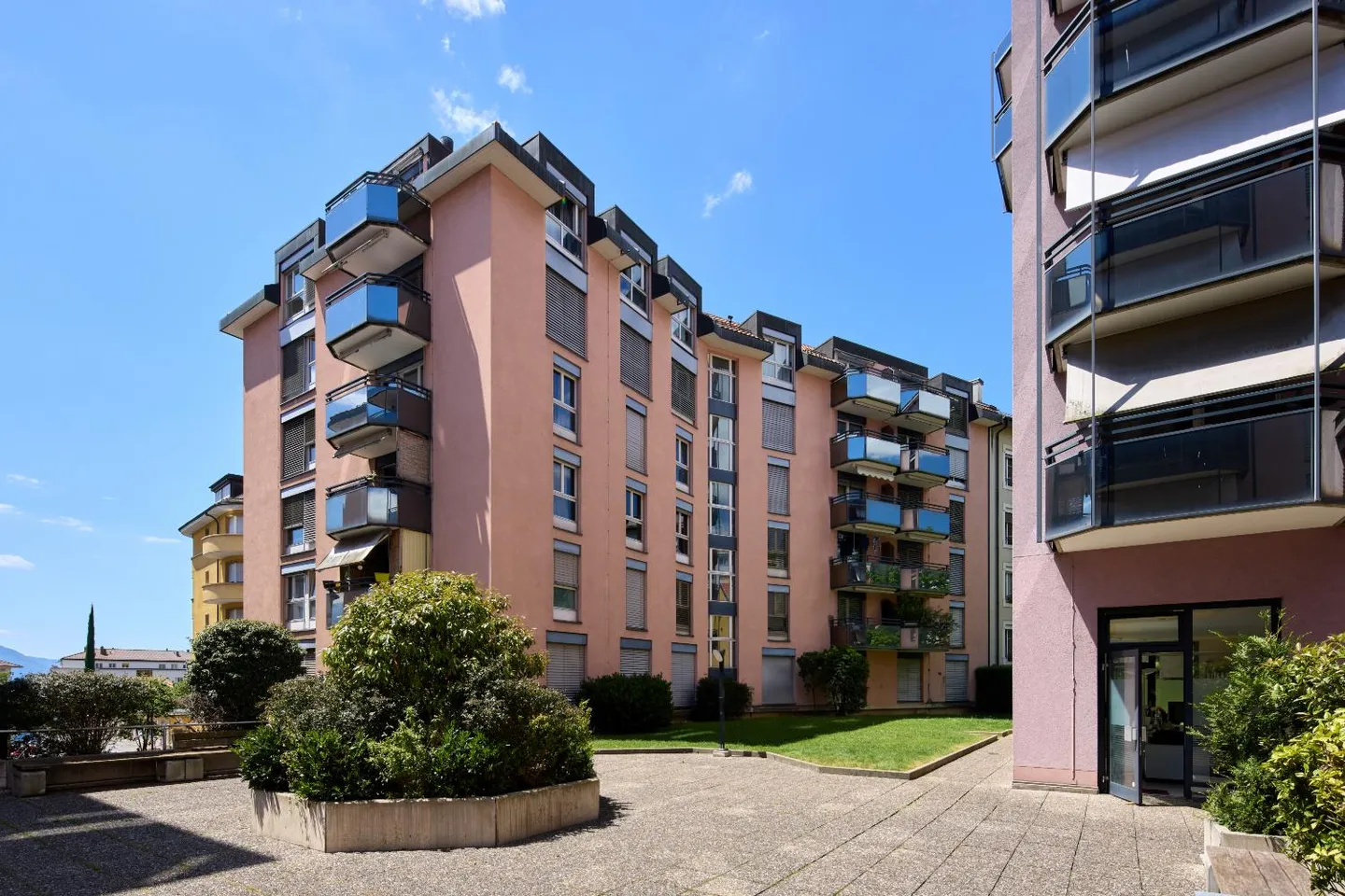 Place à motos couverte - Photo 3 sur 4