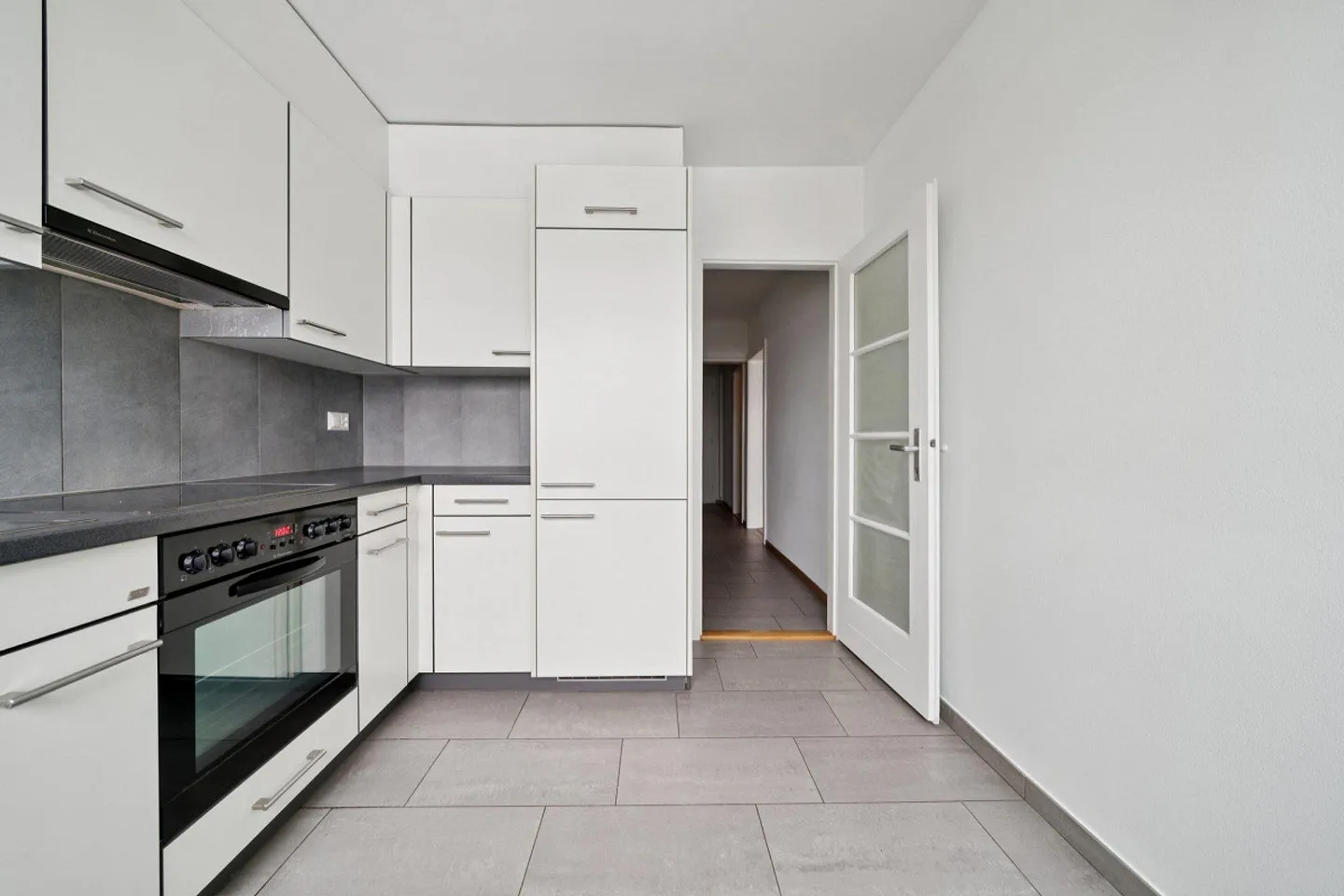 Ampio appartamento con balcone nel cuore di Yverdon-les-Bains - Foto 3 di 7