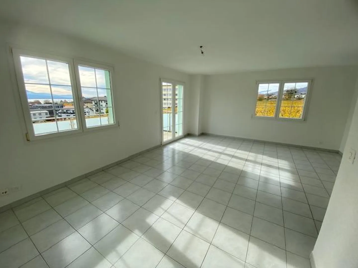 Beautiful 3.5-room apartment (87 m2) - Mont-sur-Rolle - Lake view - Photo 2 of 12