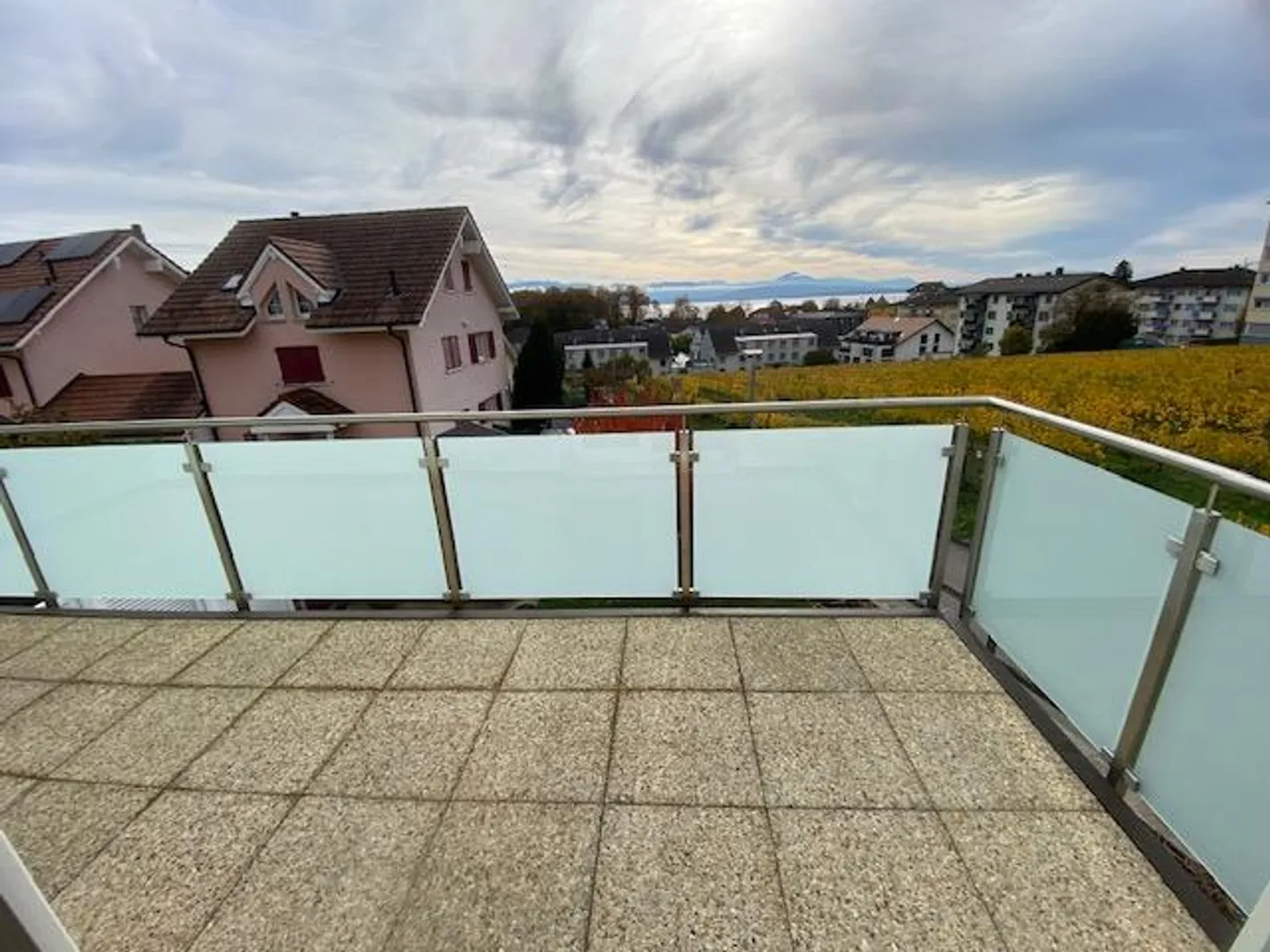 Beautiful 3.5-room apartment (87 m2) - Mont-sur-Rolle - Lake view - Photo 1 of 12