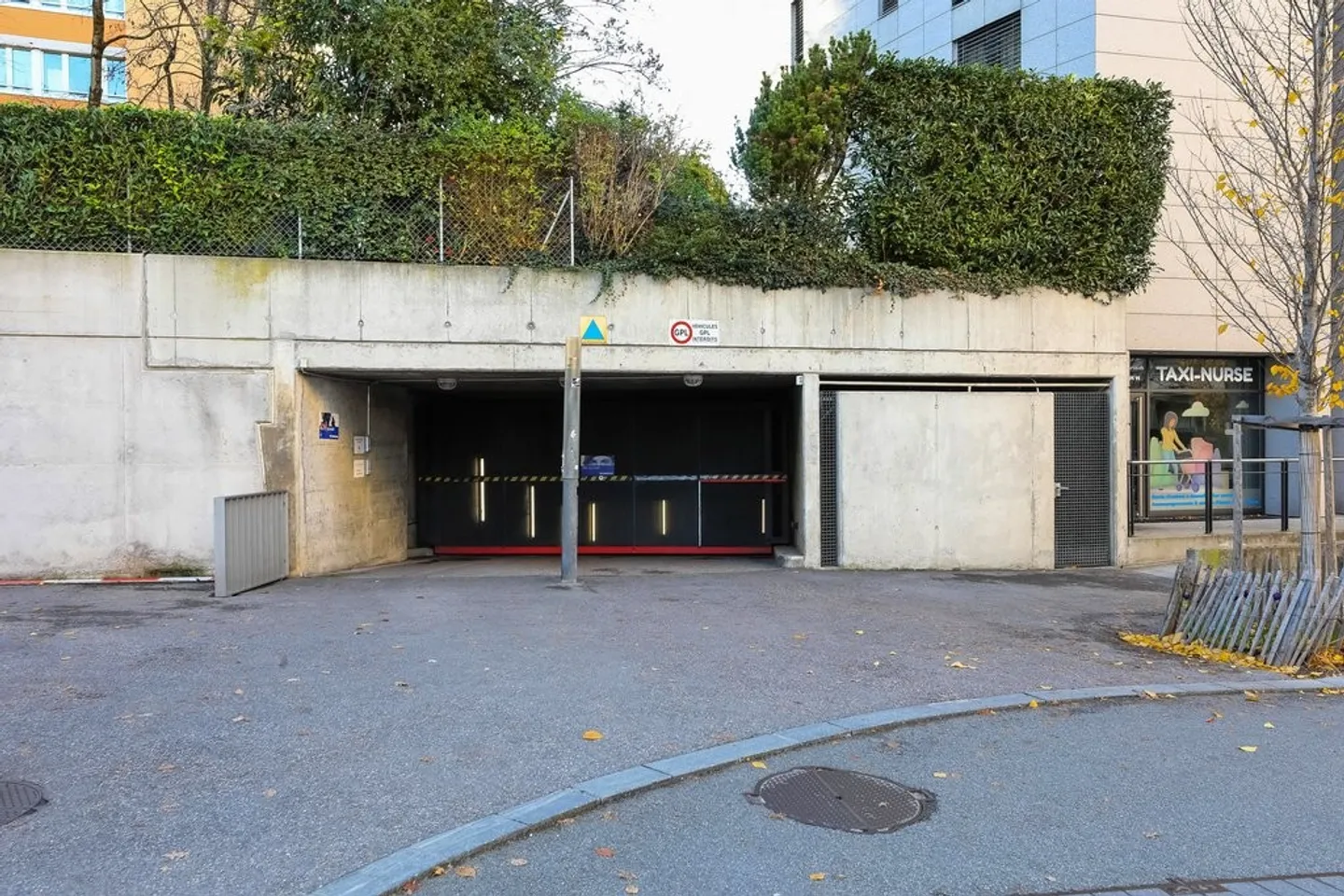 Garage for rent near Eaux-Vives train station - Photo 2 of 2