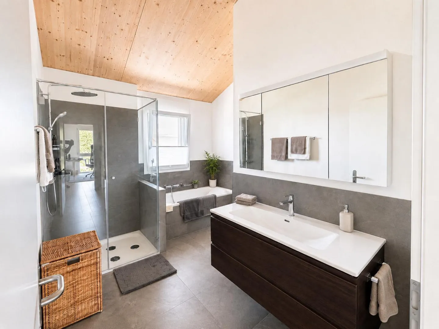 Come nuovo al confine del bosco – Casa di 5,5 stanze con giardino e doppio garage - Foto 9 di 17