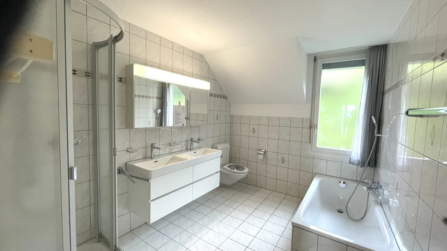 Maison de rangée de 5,5 pièces avec vue sur la montagne et le lac et garage double - Photo 12 sur 13