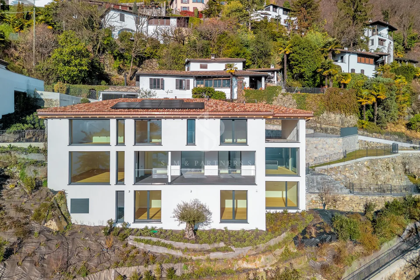 Villa moderna con vista lago - Foto 3 di 19