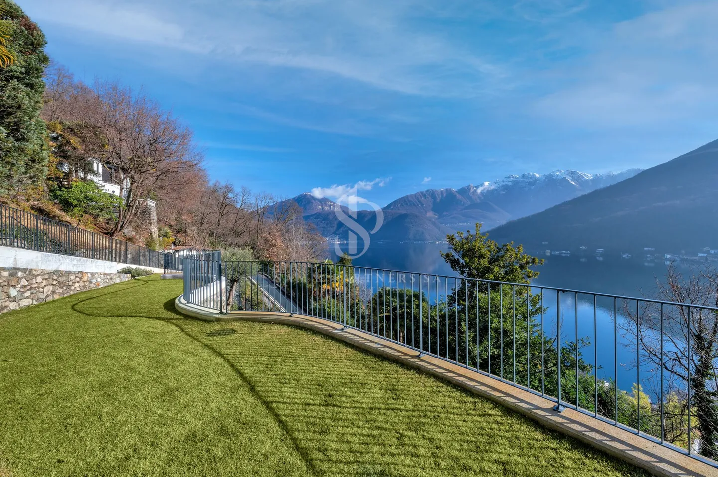 Villa moderna con vista lago - Foto 1 di 19