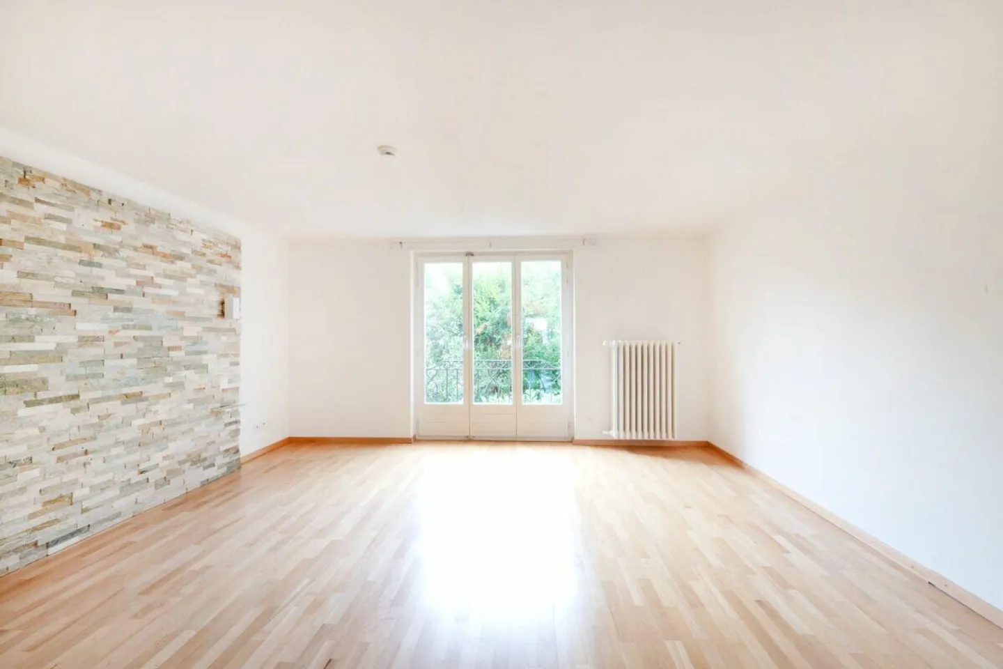 Casa 5.5 stanze in una posizione tranquilla e centrale con giardino, camino e molto spazio di stoccaggio - Foto 4 di 9