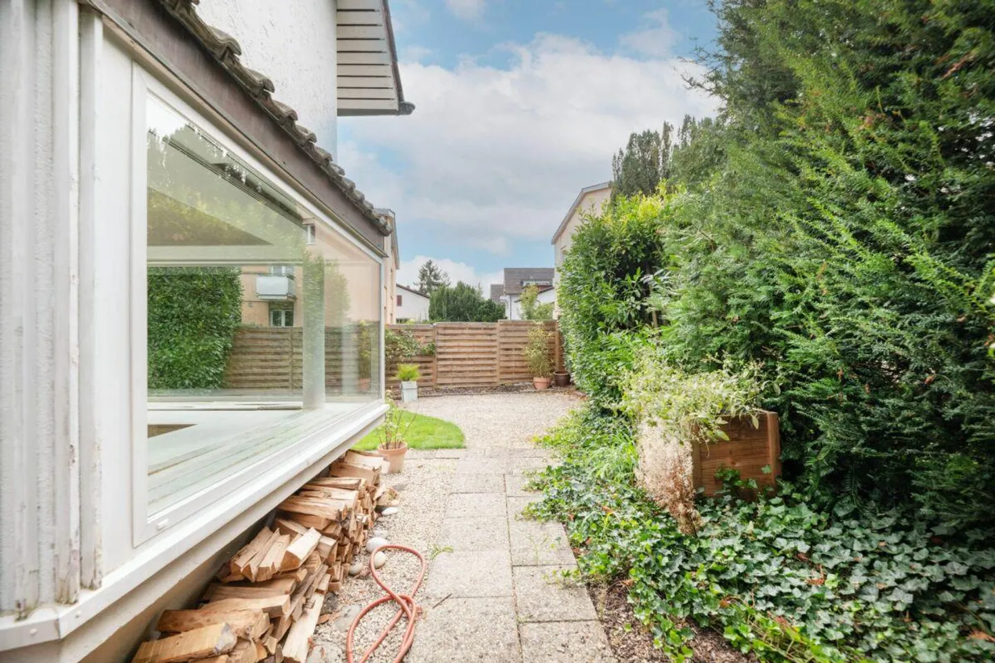 Casa 5.5 stanze in una posizione tranquilla e centrale con giardino, camino e molto spazio di stoccaggio - Foto 6 di 9