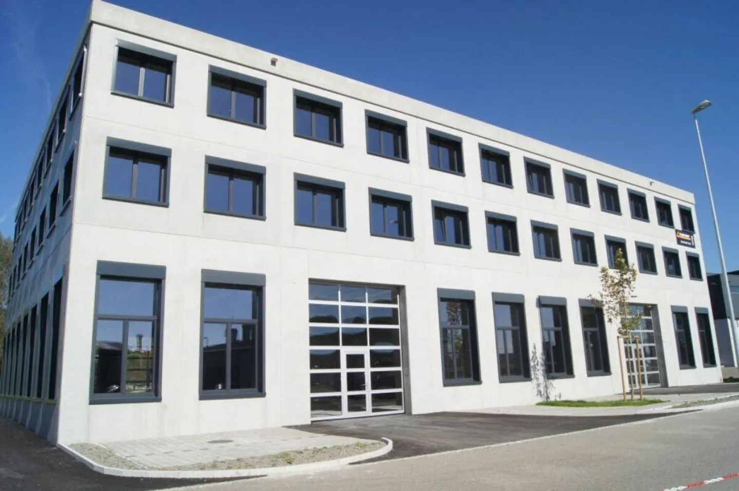 Espace commercial lumineux et spacieux incluant un bureau ! - Photo 1 sur 4