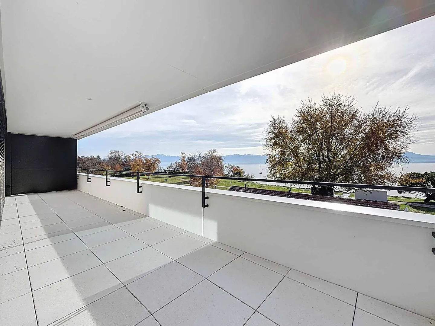 Luxury Apartment by Lake - Photo 9 of 13