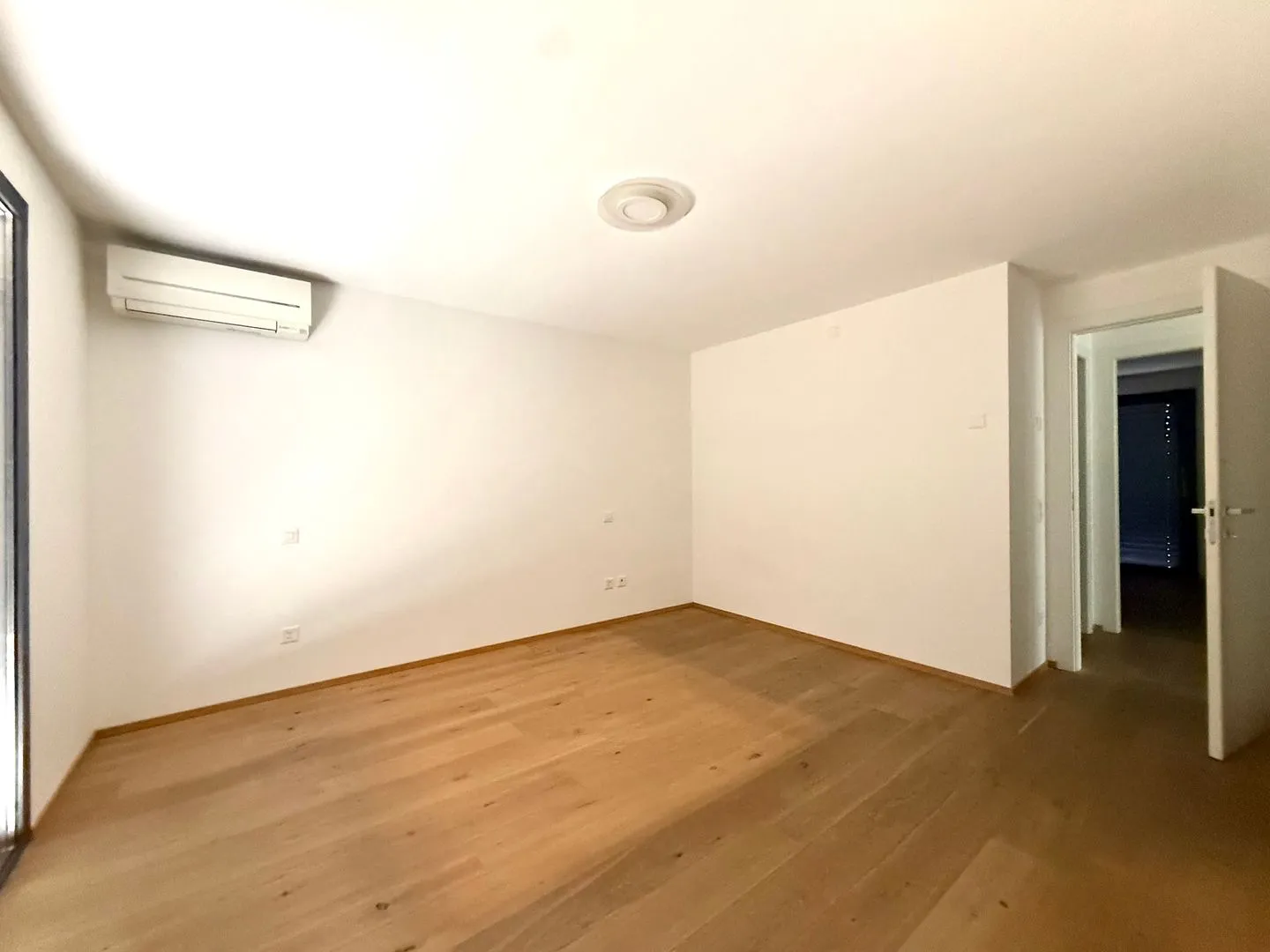 Luxury Apartment with Private Garden - Photo 4 of 7