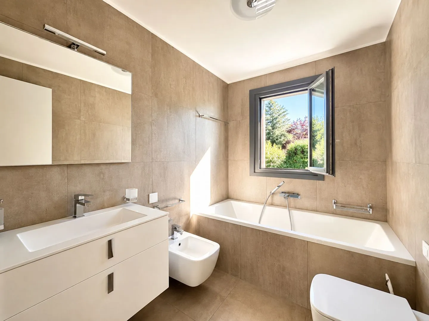 Luxury Apartment with Private Garden - Photo 5 of 7