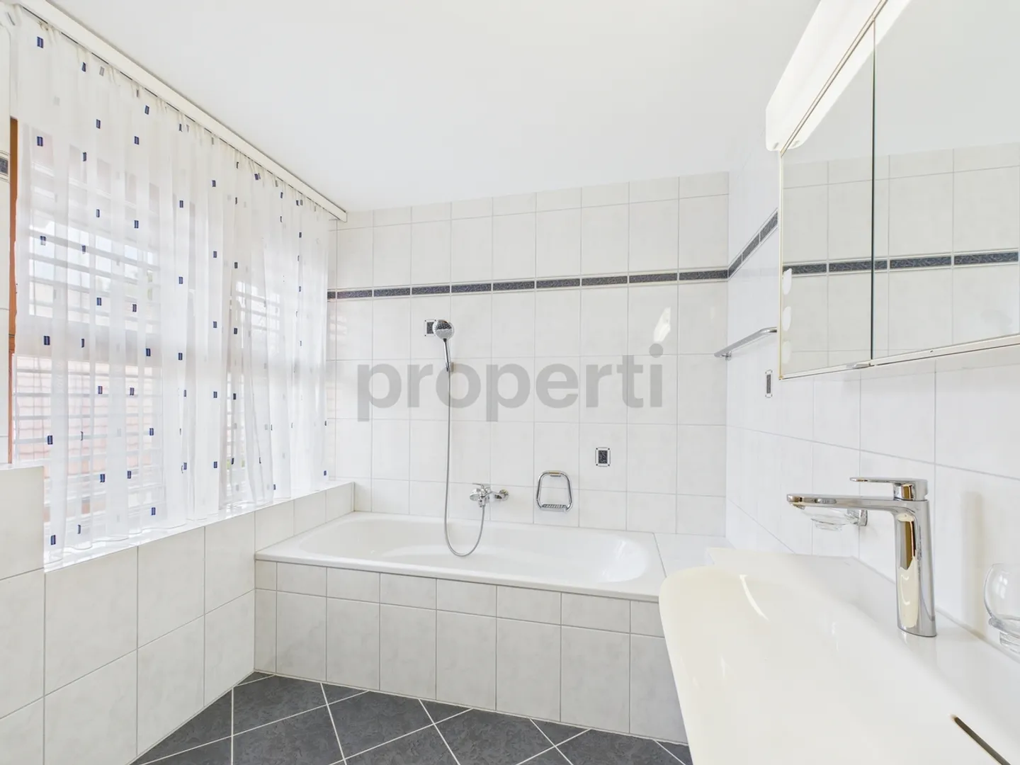 Architectural gem with large living space and unique living comfort in Würenlingen - 8.5-room townhouse - Photo 12 of 13