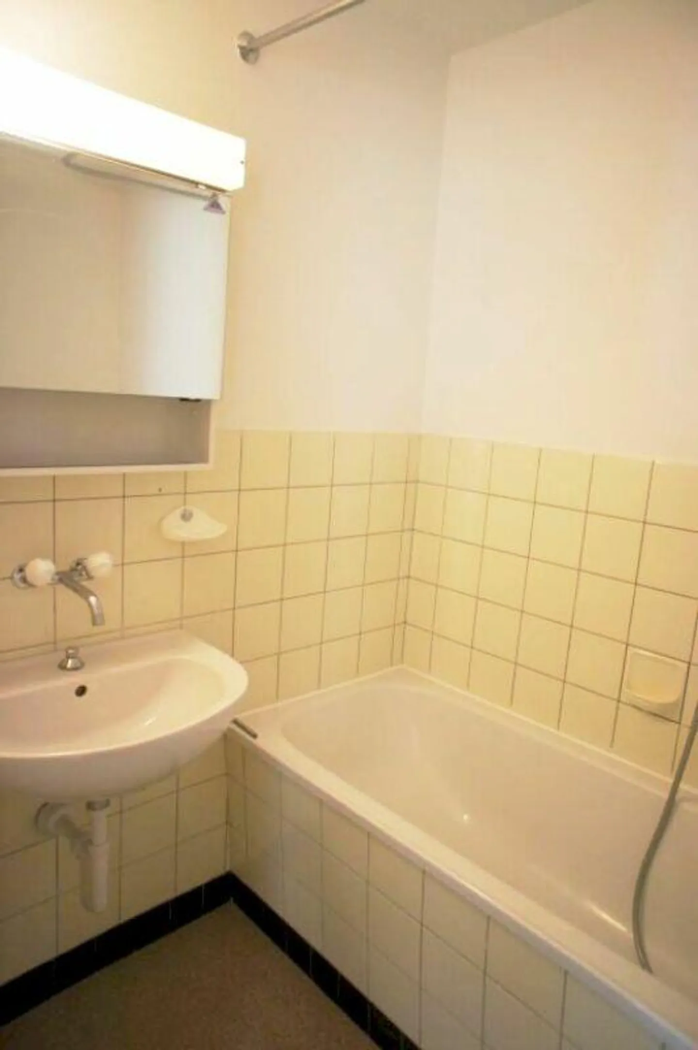 Spacious and bright apartment in a quiet location! - Photo 8 of 8