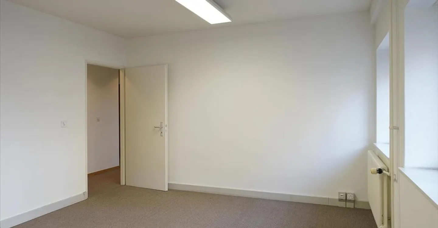 Office space for rent - Photo 10 of 12