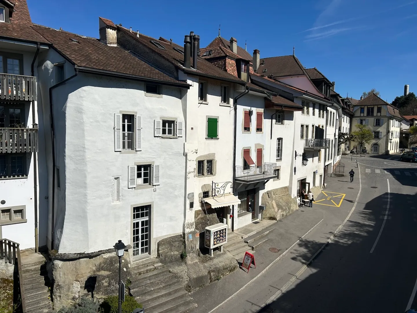 In the heart of Estavayer-le-Lac, 6-room village-style house for renovation - Photo 1 of 11