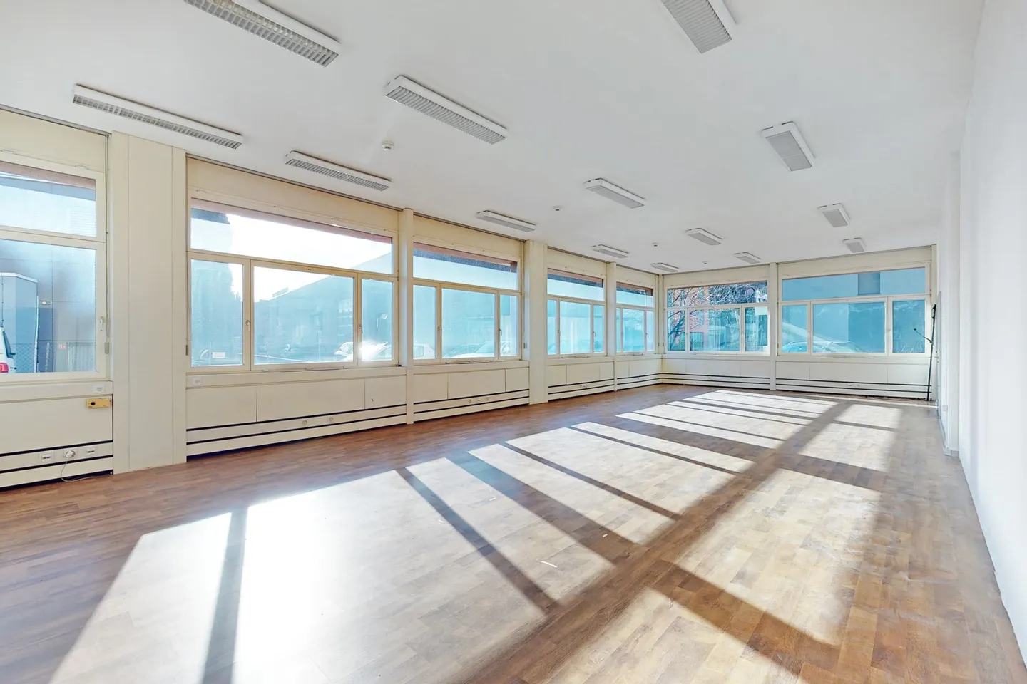 Spazio Commerciale a Manno - Foto 2 di 10