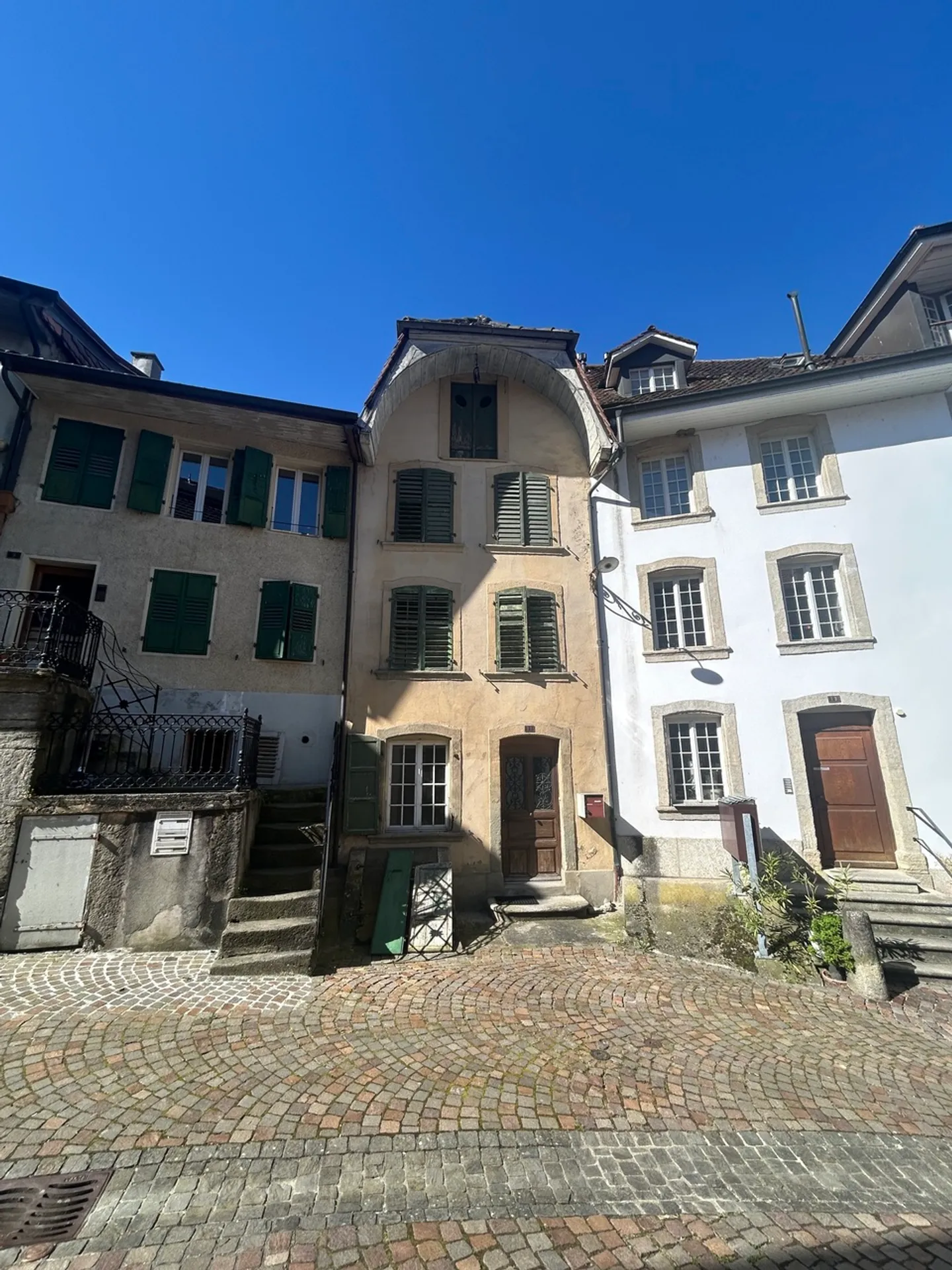 In the heart of Estavayer-le-Lac, 6-room village-style house for renovation - Photo 4 of 11