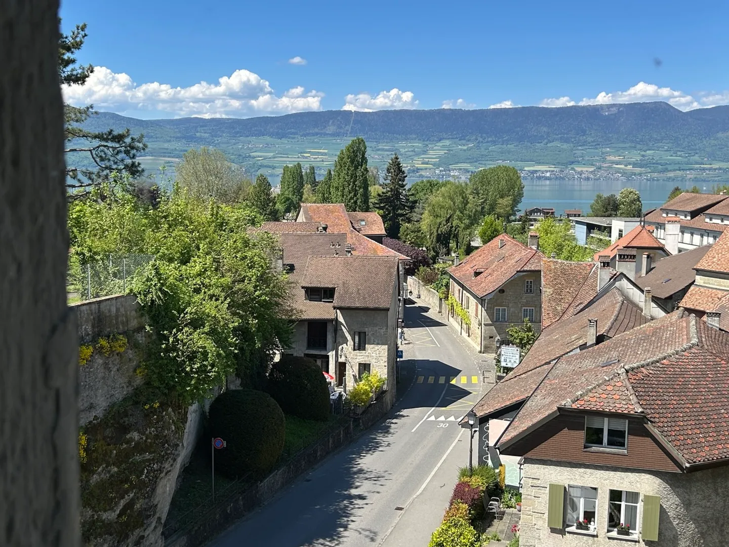 In the heart of Estavayer-le-Lac, 6-room village-style house for renovation - Photo 5 of 11