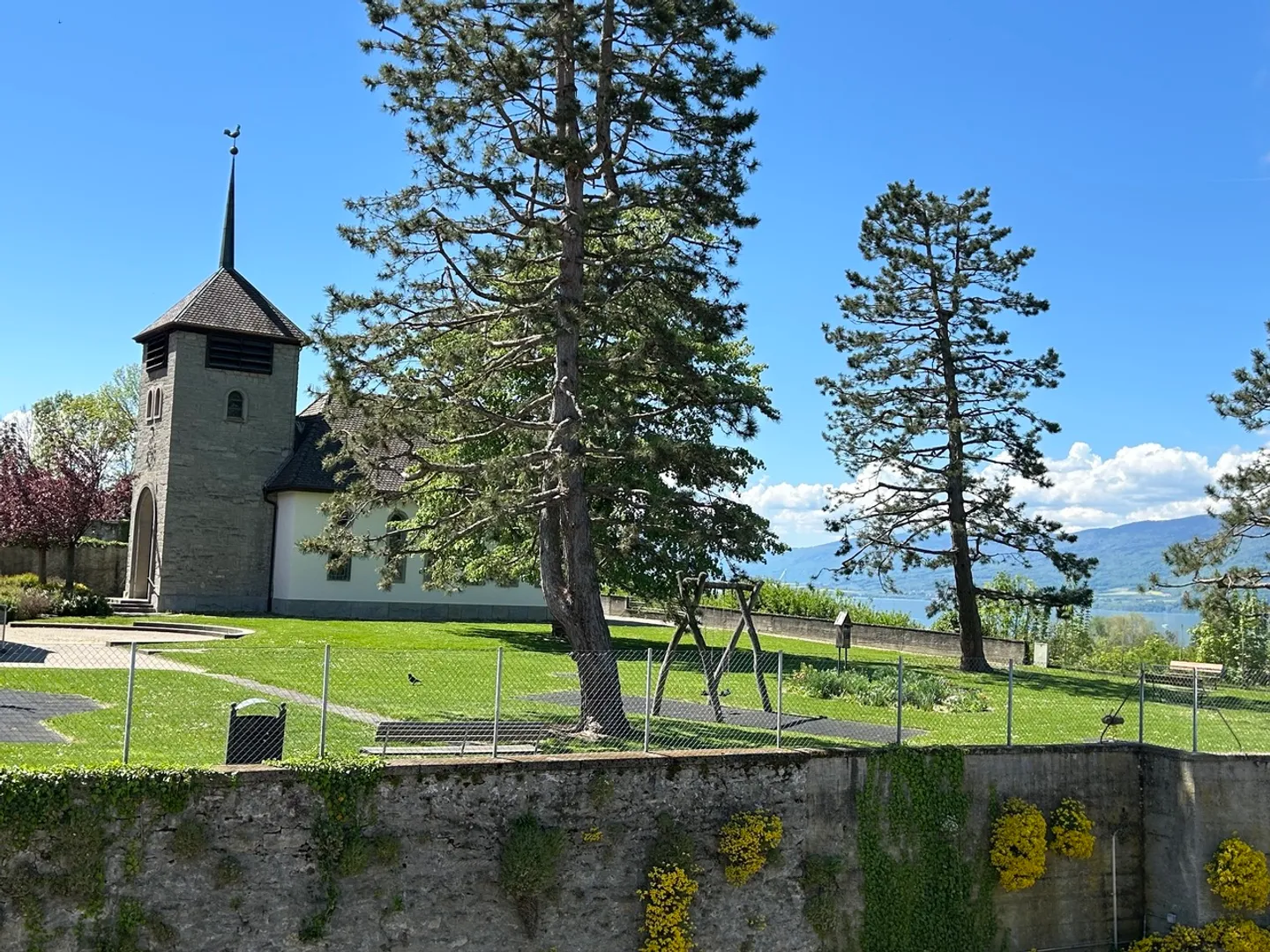 In the heart of Estavayer-le-Lac, 6-room village-style house for renovation - Photo 6 of 11