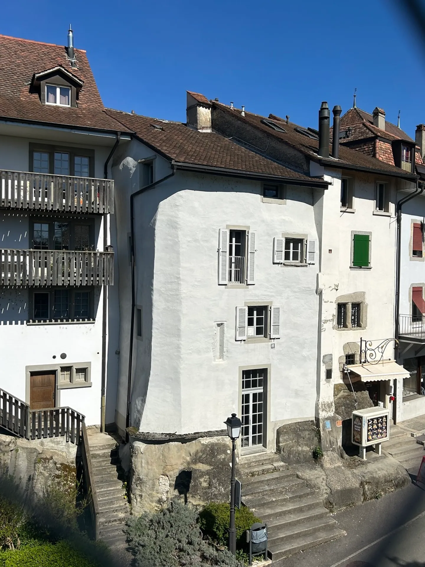 In the heart of Estavayer-le-Lac, 6-room village-style house for renovation - Photo 2 of 11