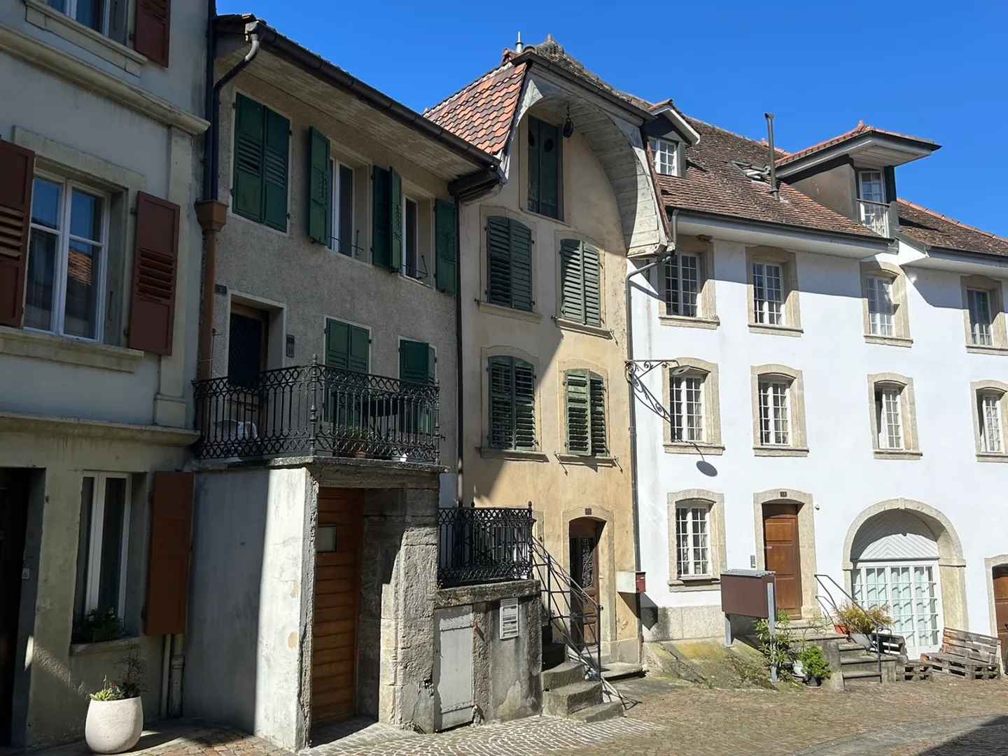 In the heart of Estavayer-le-Lac, 6-room village-style house for renovation - Photo 3 of 11