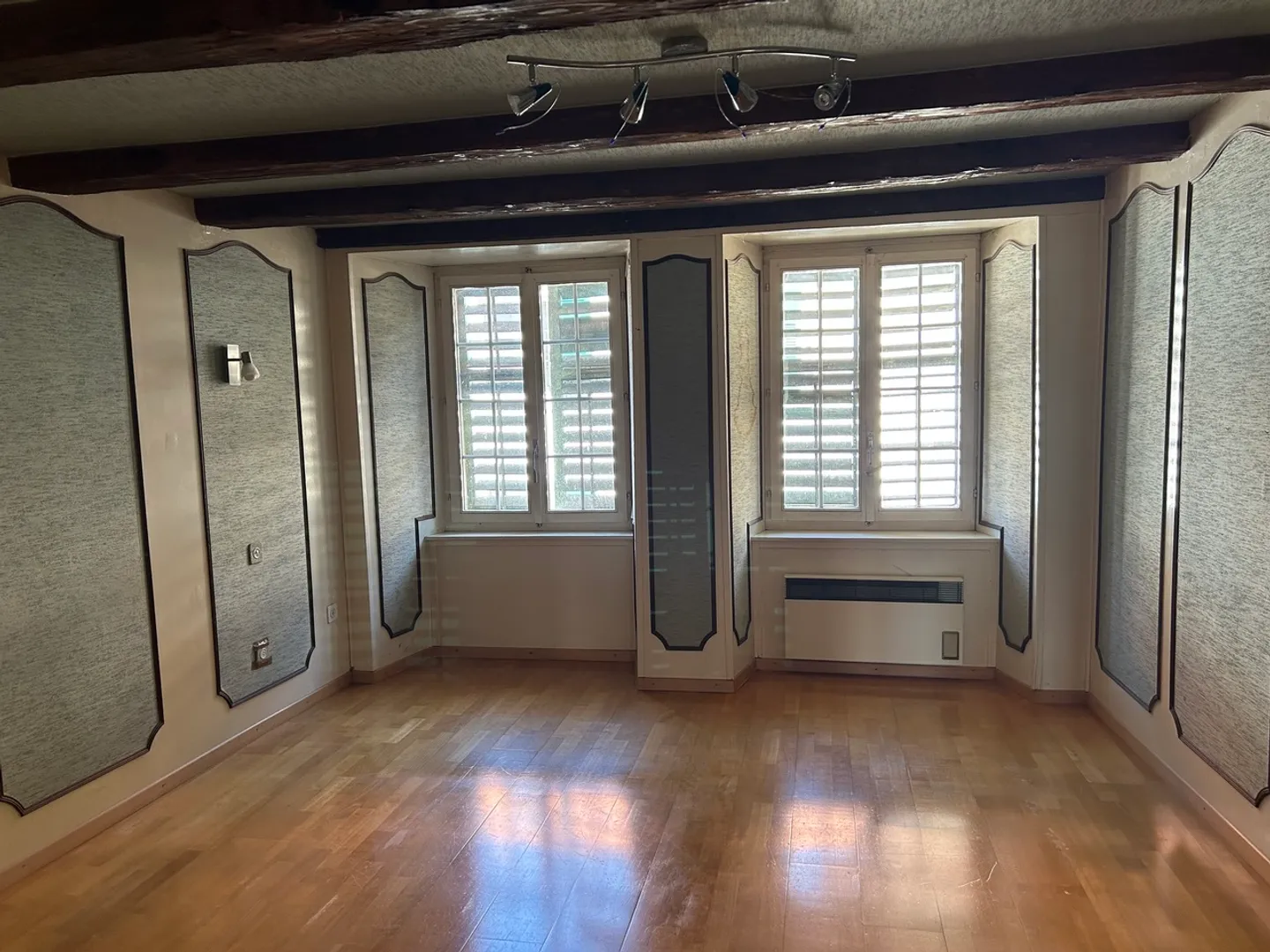 In the heart of Estavayer-le-Lac, 6-room village-style house for renovation - Photo 8 of 11