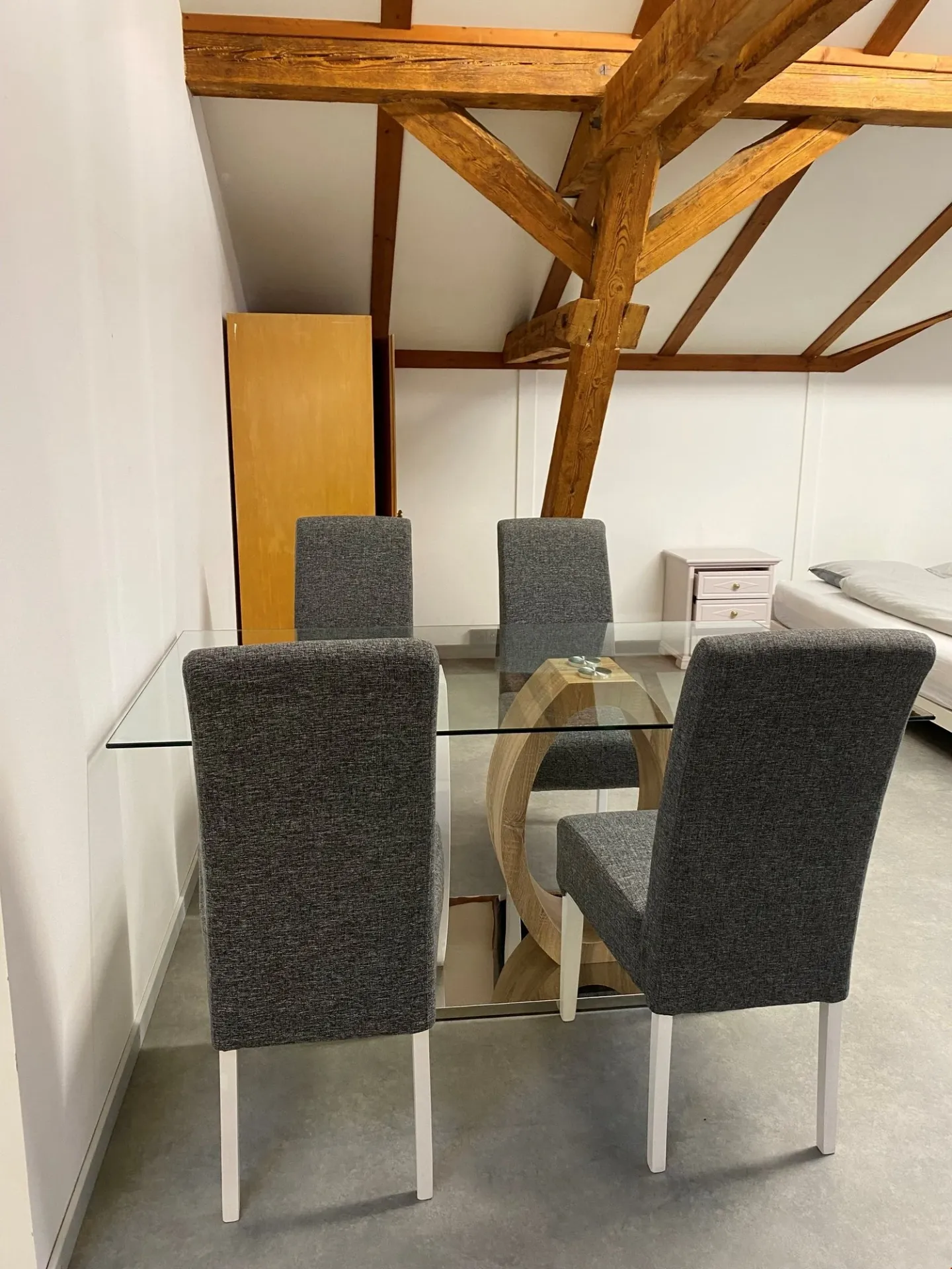 Large partially furnished room for rent in the center of Altdorf - Photo 1 of 9