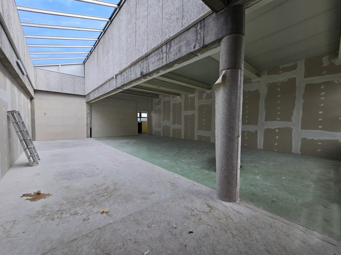 Excellente situation - Atelier / Stockage - 255m² - Crissier - Photo 2 sur 10