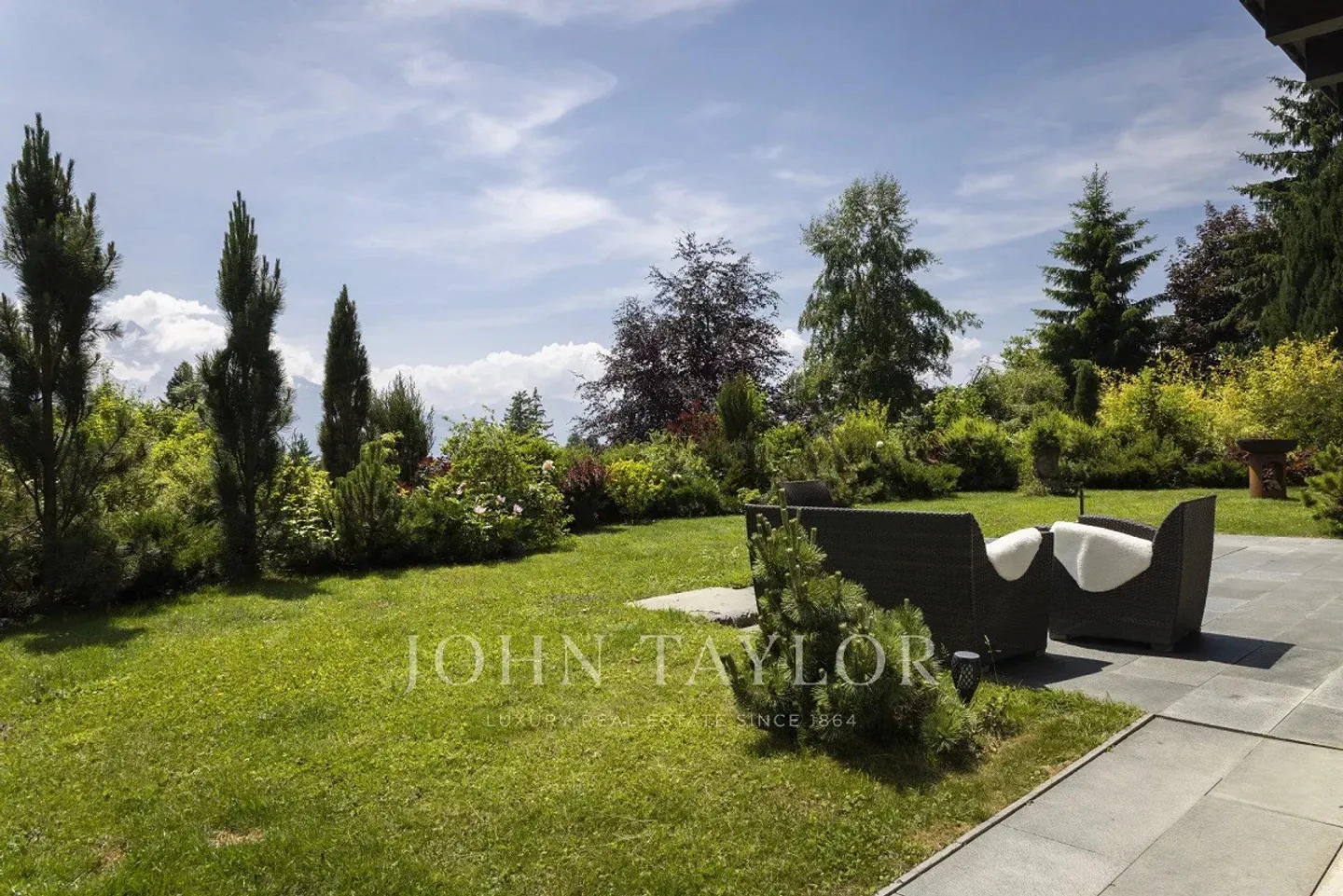 Villa in Gryon: Luxury and Nature Await - Photo 5 of 13