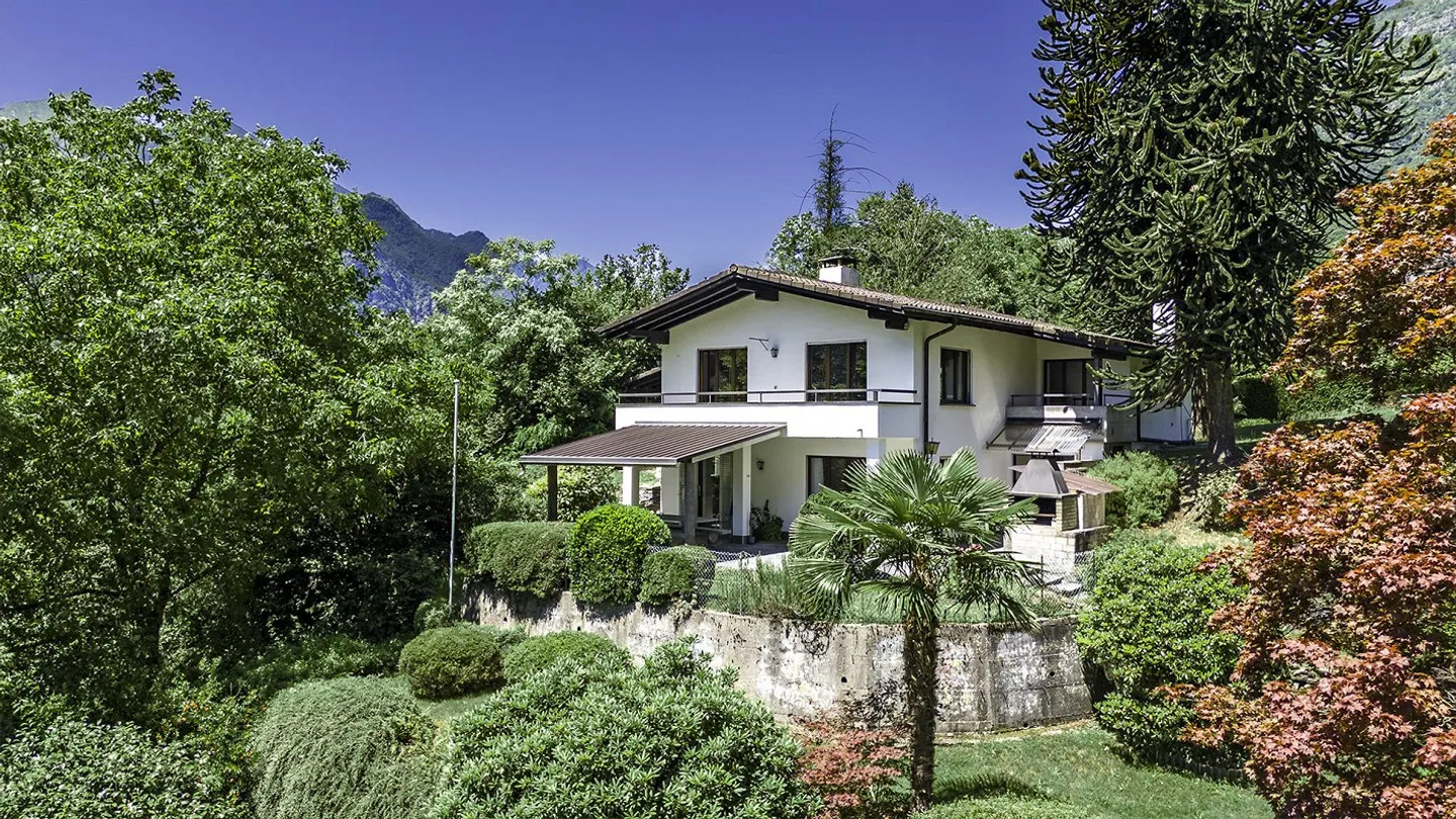 Casa unifamiliare affascinante con vista mozzafiato sulle montagne ad Avegno Gordevio - Foto 2 di 28