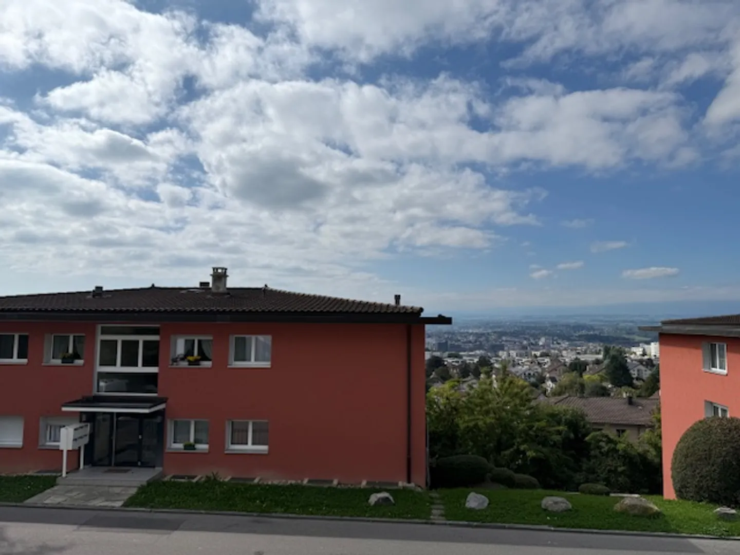 Bel appartement rénové de 3 pièces au 1er étage avec vue magnifique sur l'ouest - Photo 2 sur 3