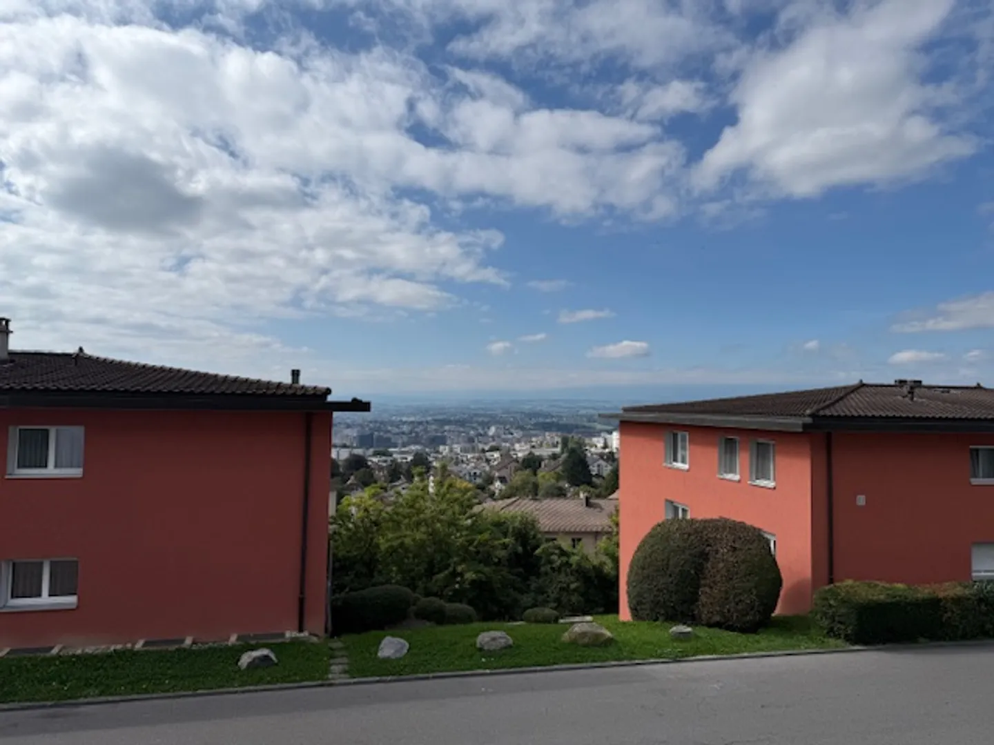 Bel appartement rénové de 3 pièces au 1er étage avec vue magnifique sur l'ouest - Photo 3 sur 3