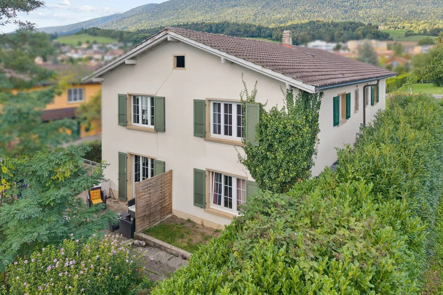 House with three apartments and building land - Photo 2 of 13