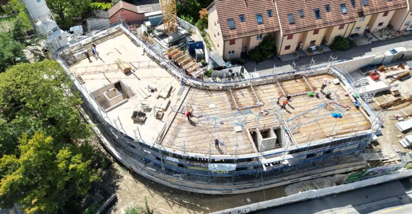 Attique avec de généreux extérieurs et une vue dégagée - Photo 10 of 11