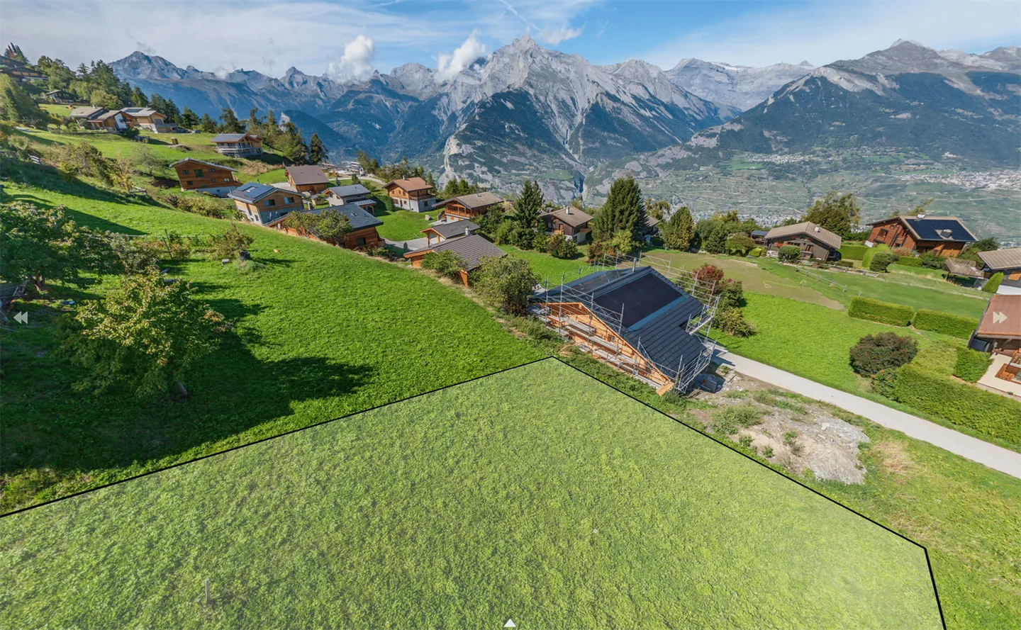 Building plot of 600m2 with building permit close to the center - Photo 2 of 7