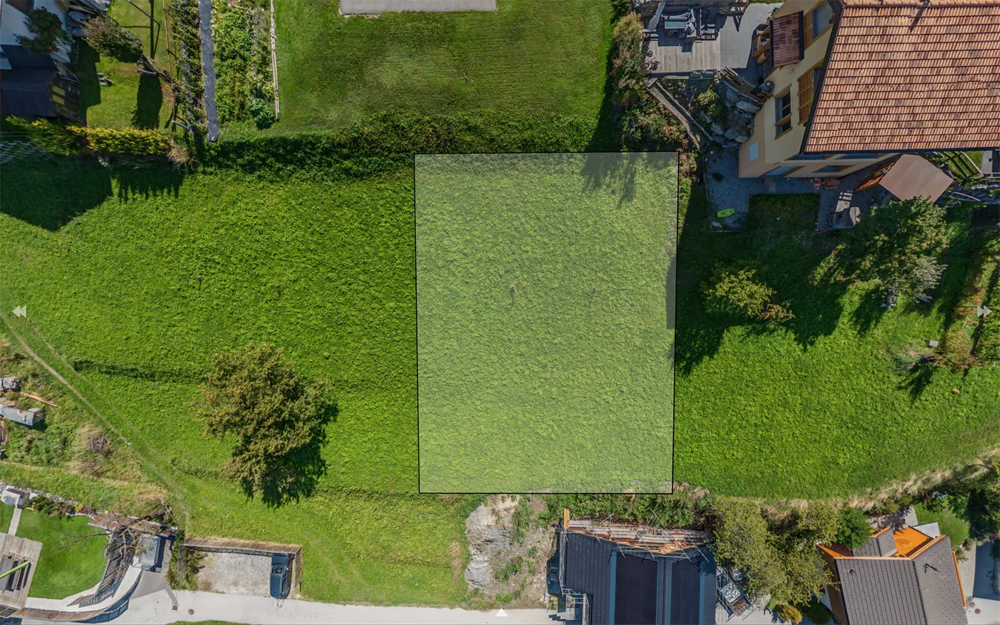 Building plot of 600m2 with building permit close to the center - Photo 4 of 7