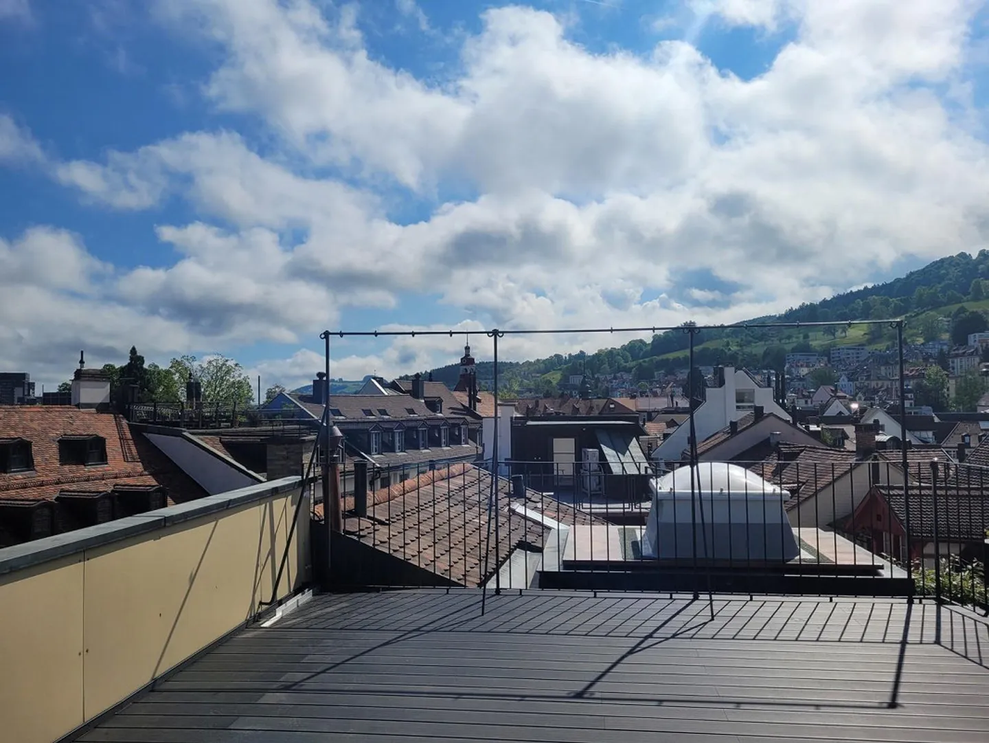 Appartement unique avec terrasse sur le toit, meublé - Photo 2 sur 9