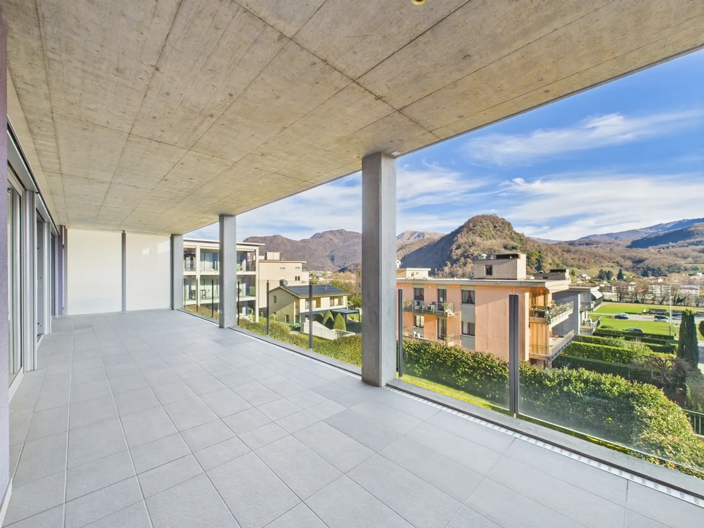 Modern 2.5-room apartment with large terrace in Gravesano - Photo 2 of 13