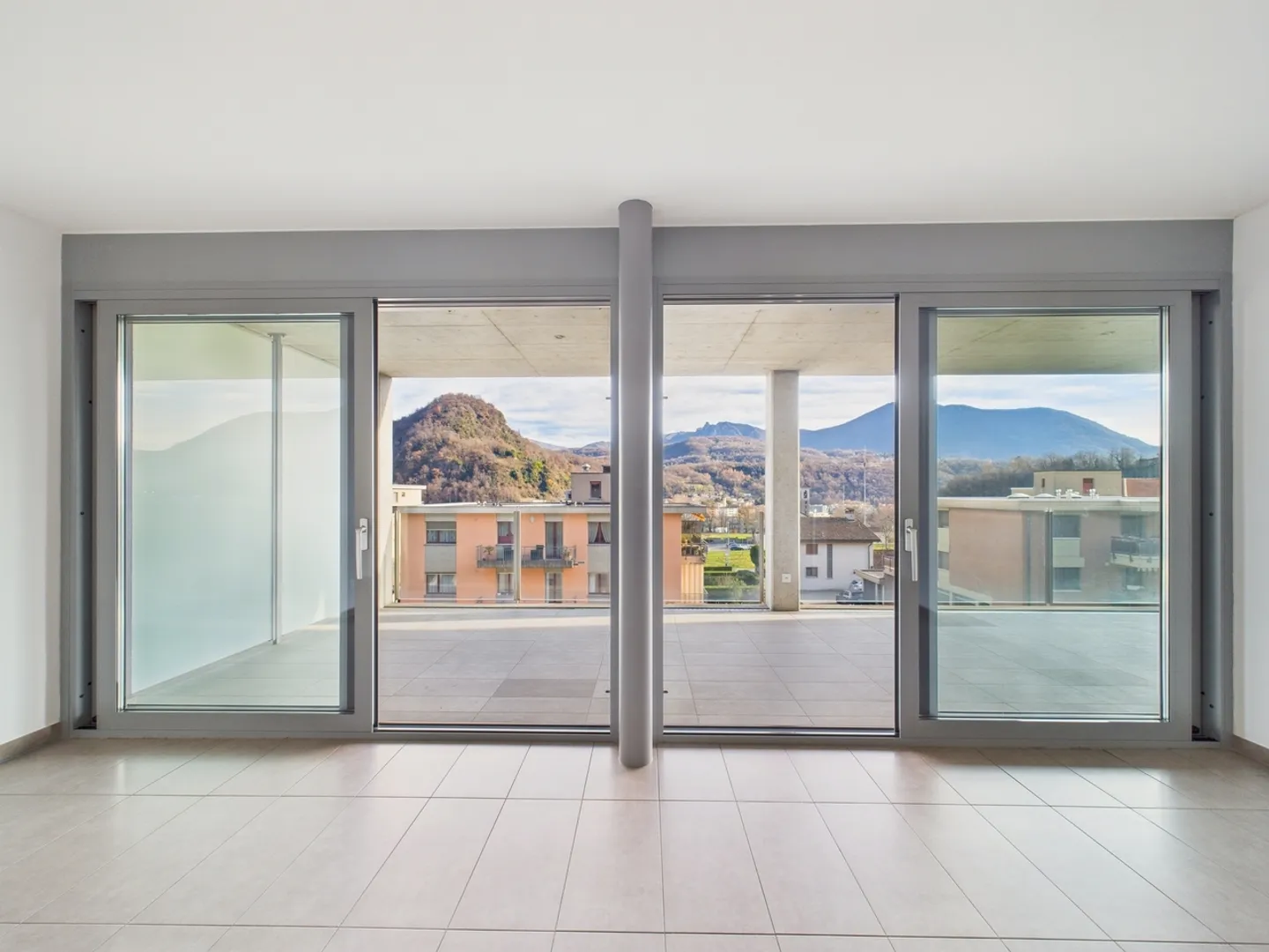 Modern 2.5-room apartment with large terrace in Gravesano - Photo 6 of 13