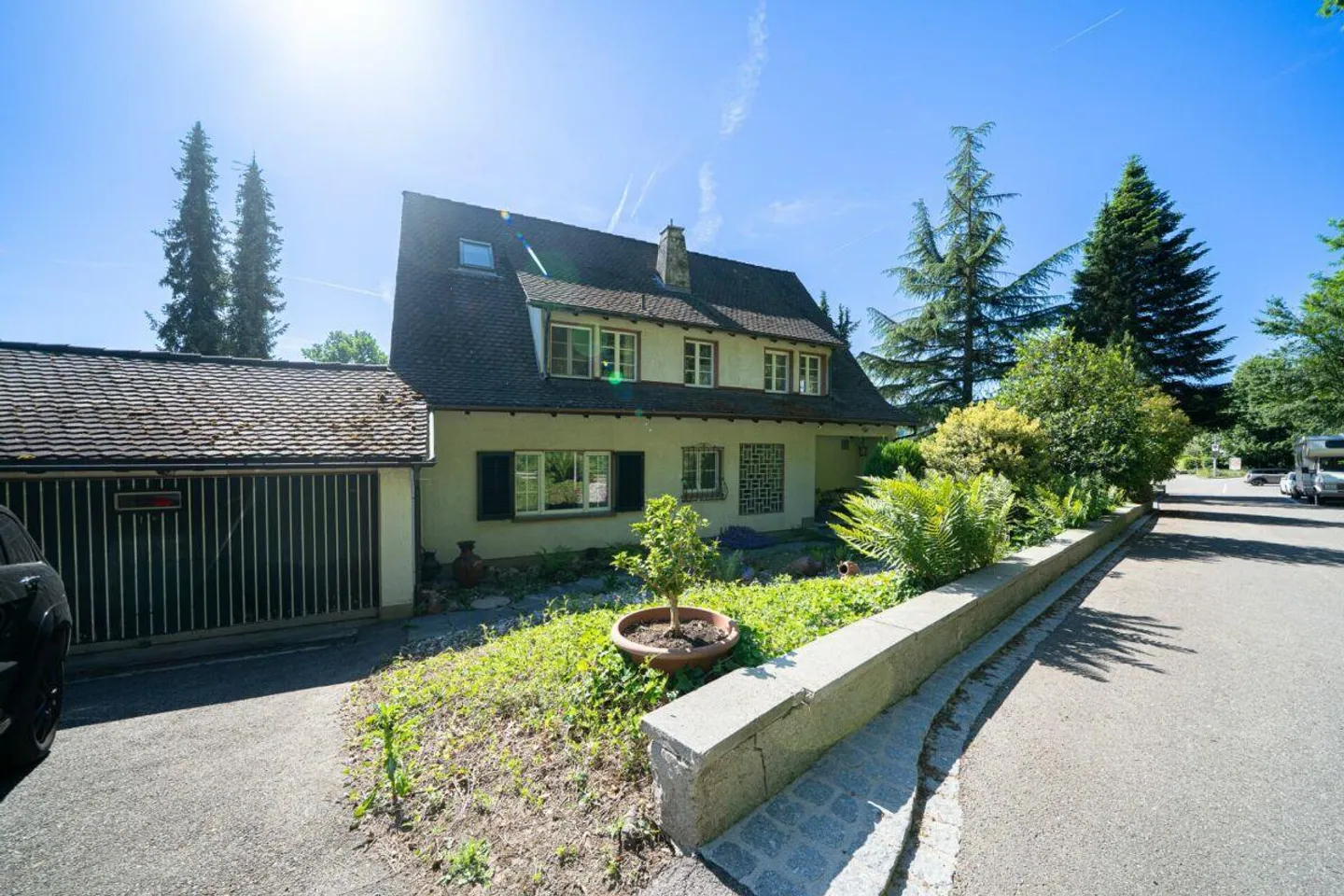 Ampia casa bifamiliare con giardino paradisiaco e potenziale - Foto 2 di 13