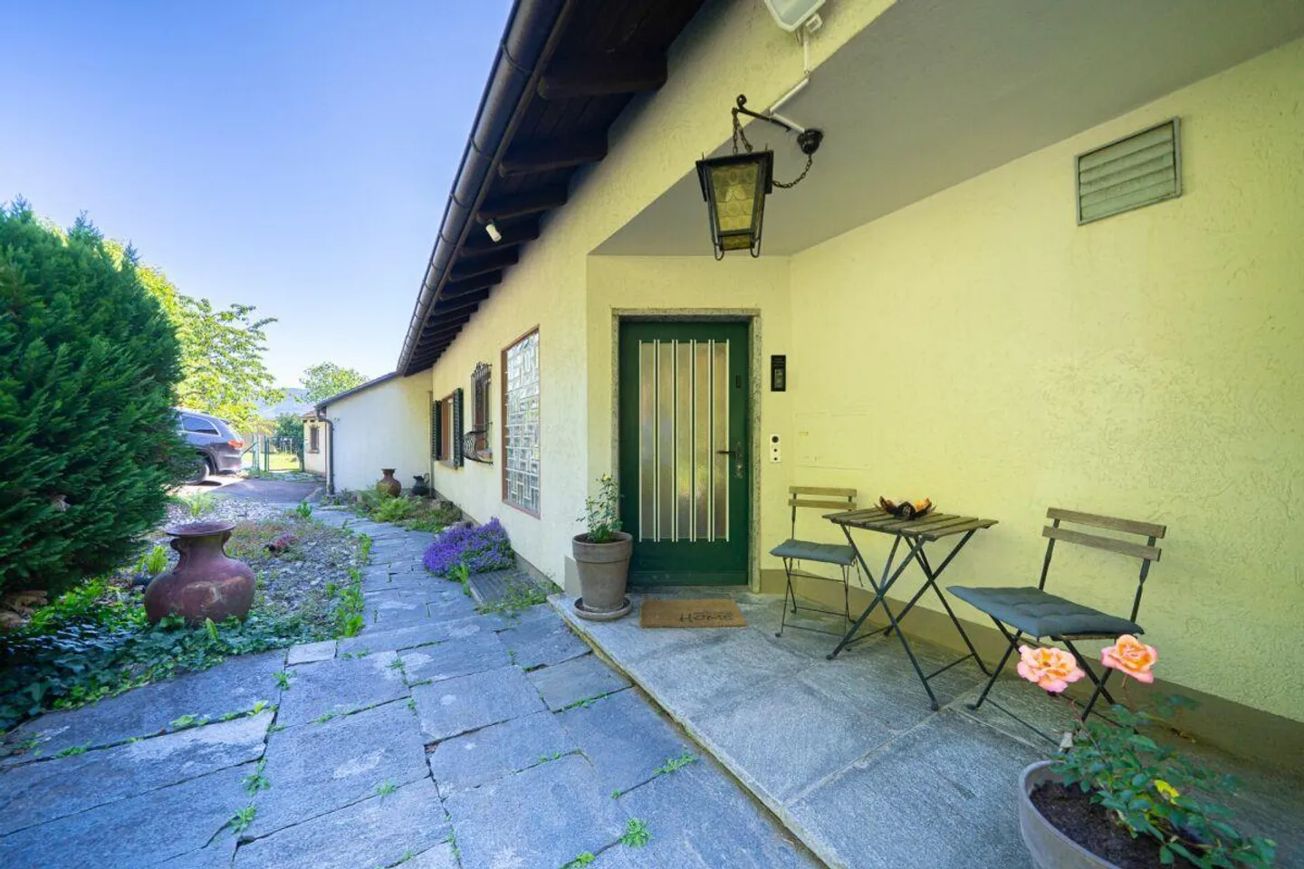 Ampia casa bifamiliare con giardino paradisiaco e potenziale - Foto 3 di 13