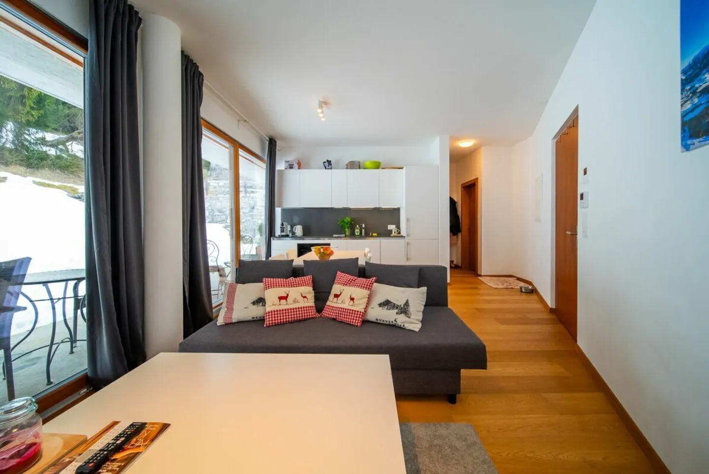 Appartement moderne de 2,5 pièces avec terrasse de 20 m² à Laax - Photo 3 sur 13