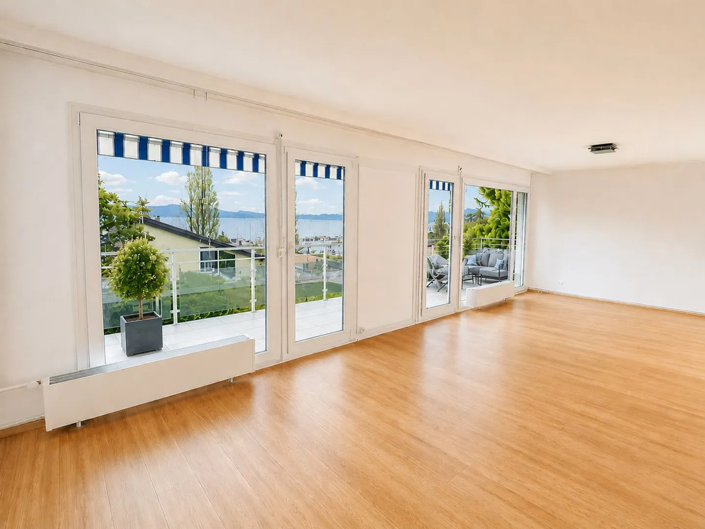 Sublime penthouse with a view of the harbor of Pully - Photo 4 of 13