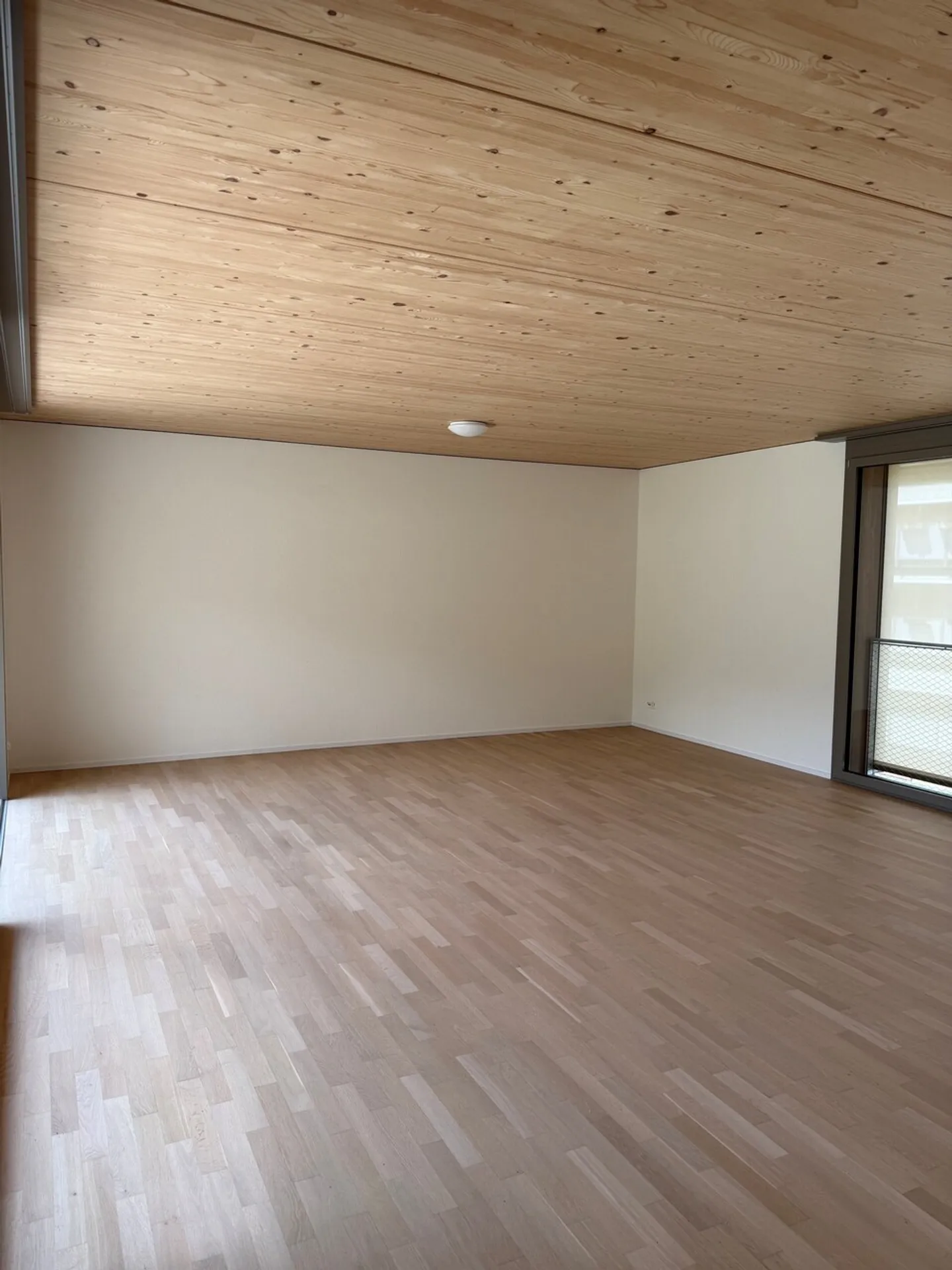 Bright rooms with cozy living atmosphere! - Photo 3 of 9