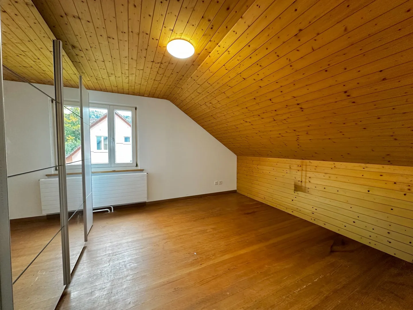 Detached single-family house with great potential - Photo 11 of 16