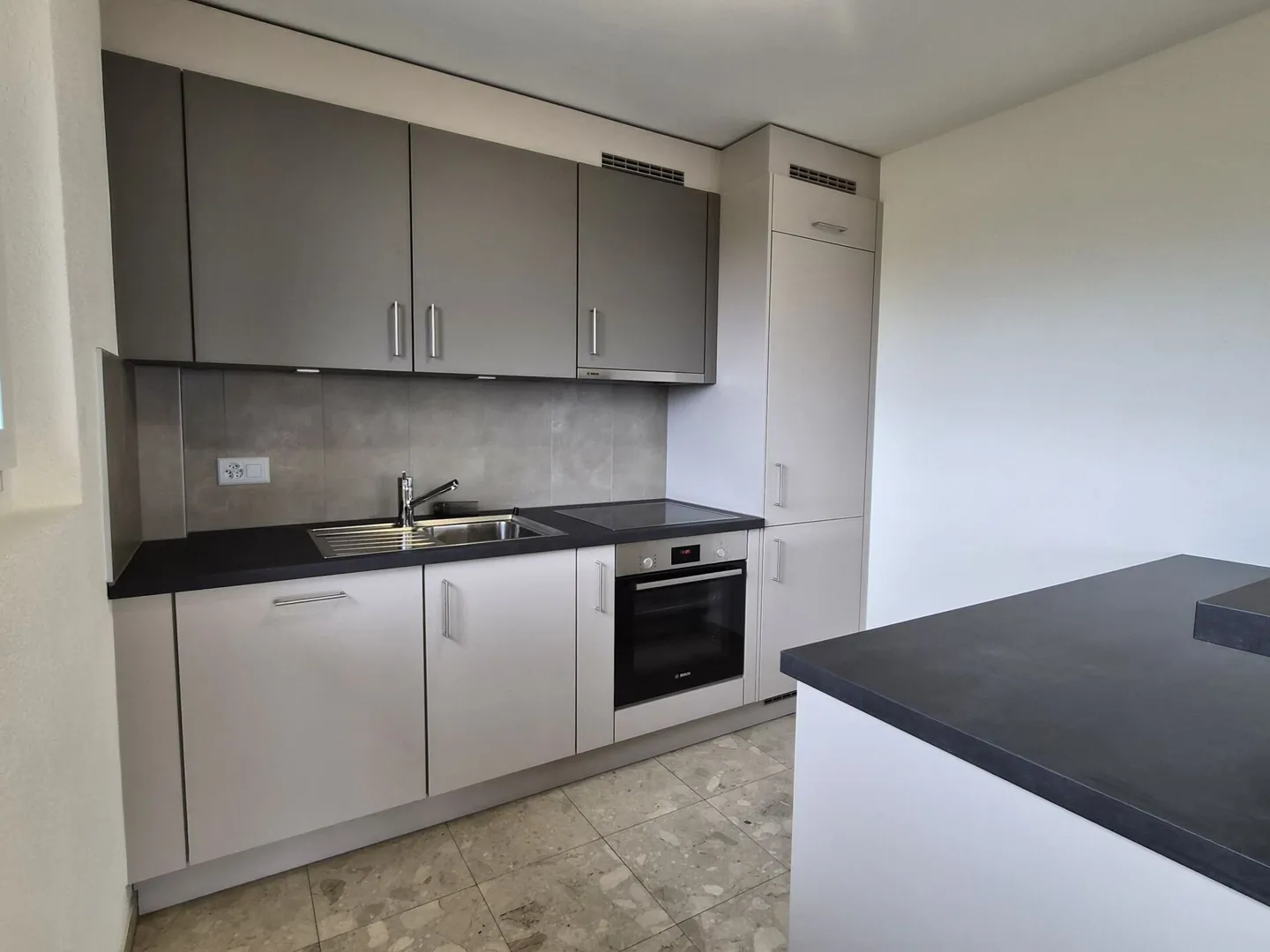 Appartement rénové avec vue lac - Photo 2 sur 16