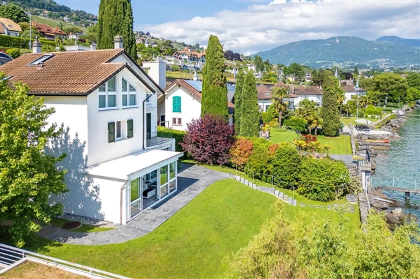 Propriété rare au bord de l'eau à Corseaux - Photo 1 sur 13