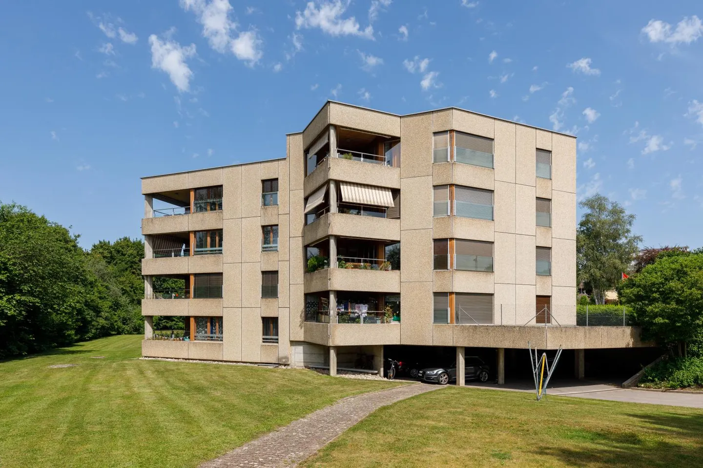 Place de Parking dans Quartier Verdoyant - Photo 1 sur 4