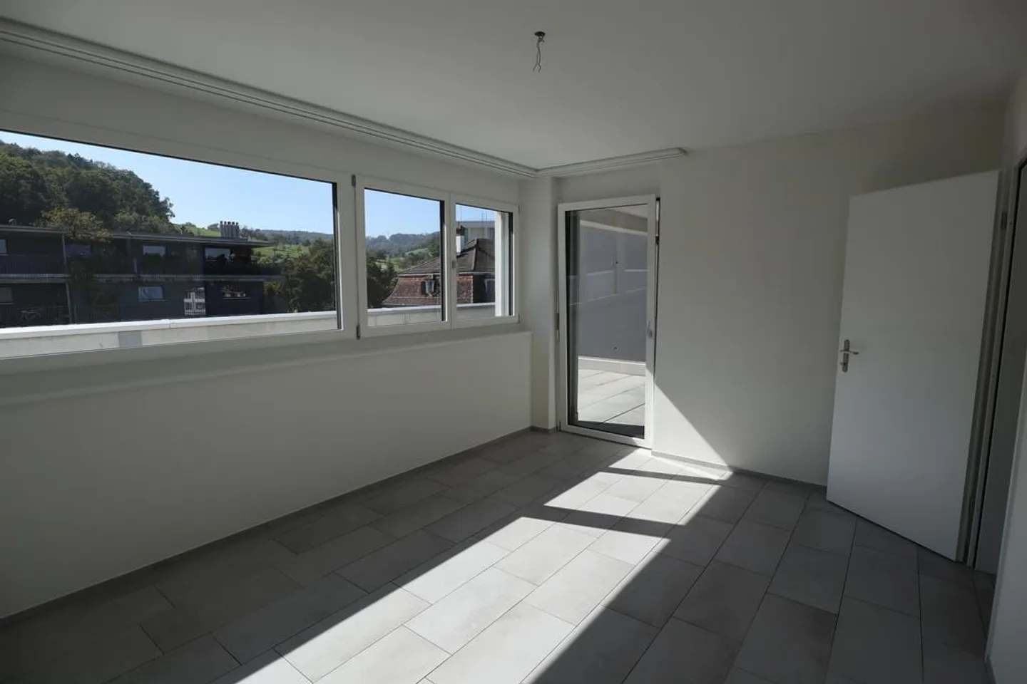 Moderne Attikawohnung mit grosser Terrasse - Foto 7 von 9