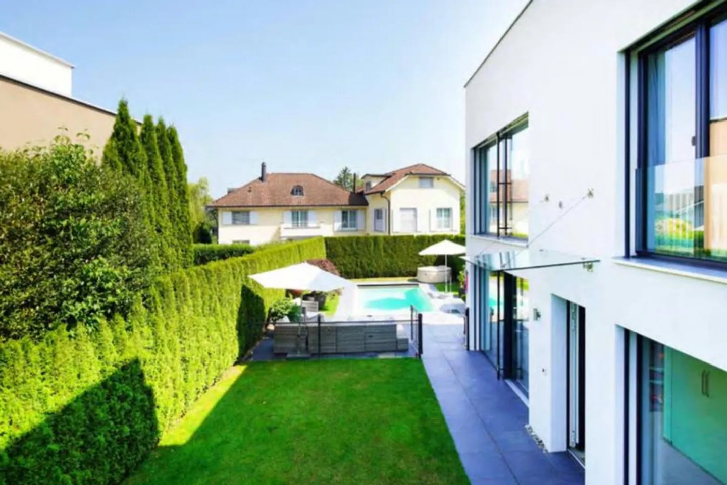 Exklusives, modernes Haus mit viel Licht und eigenem Pool - Foto 2 von 19